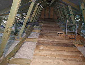 Zateplení stropu novostavby bungalovu pomocí foukané izolace